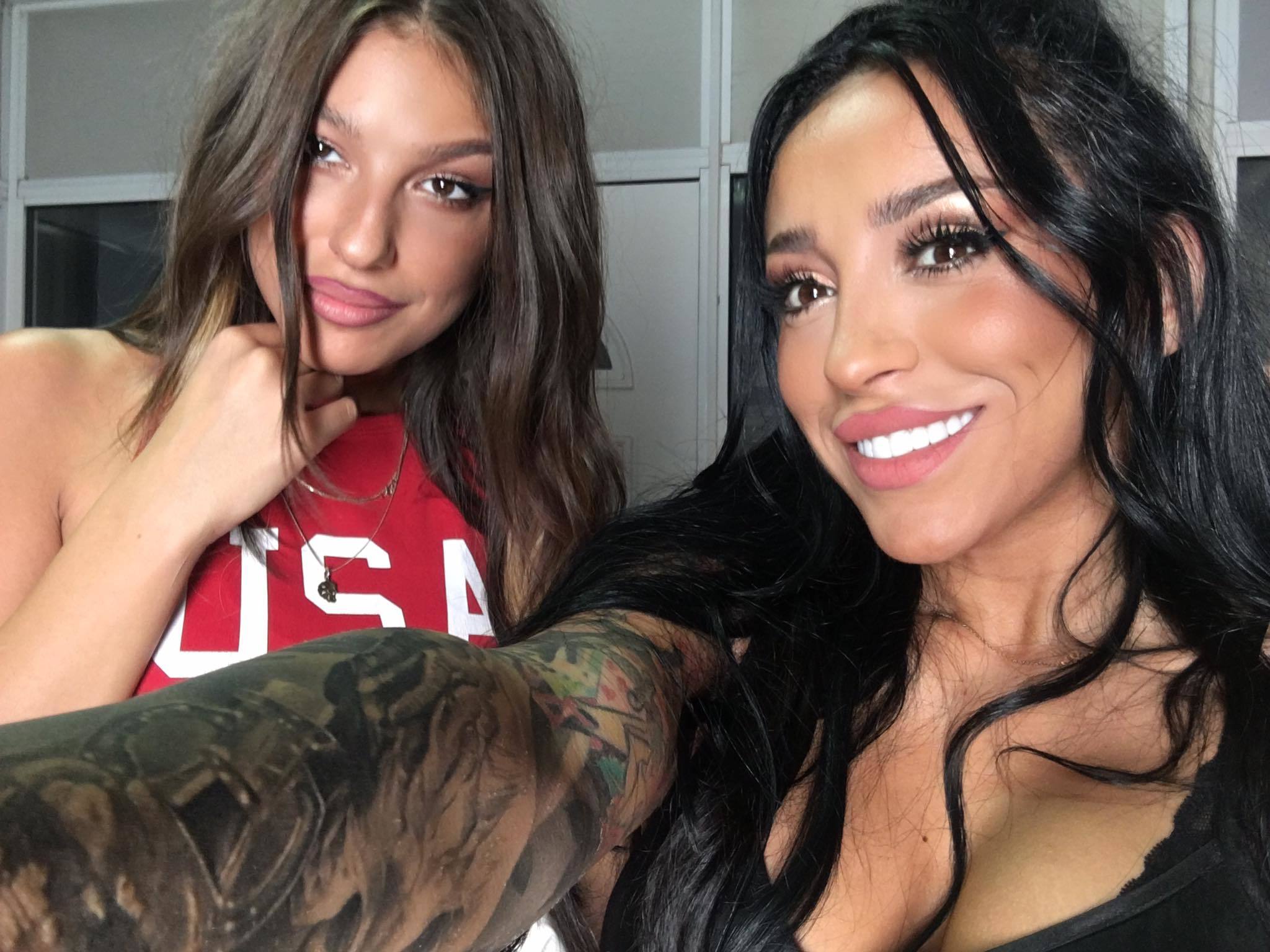 Ruby a fost desfiinţată de fani din cauza tatuajelor.