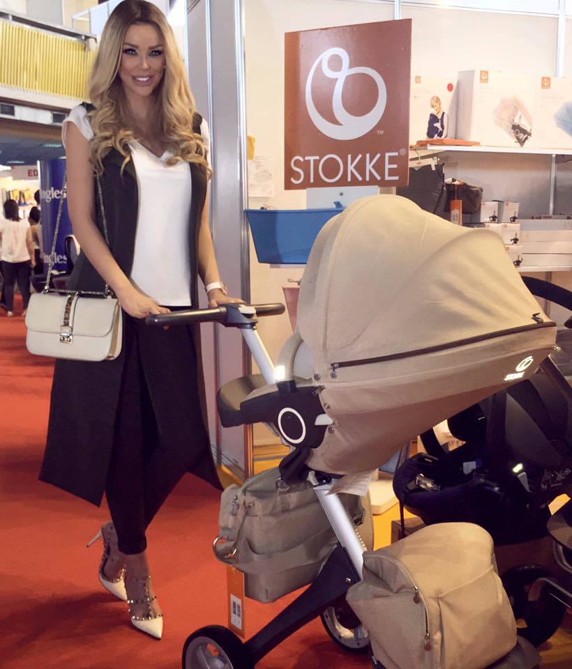 Bianca a optat pentru o altă culoare la căruciorul fetiţei sale.