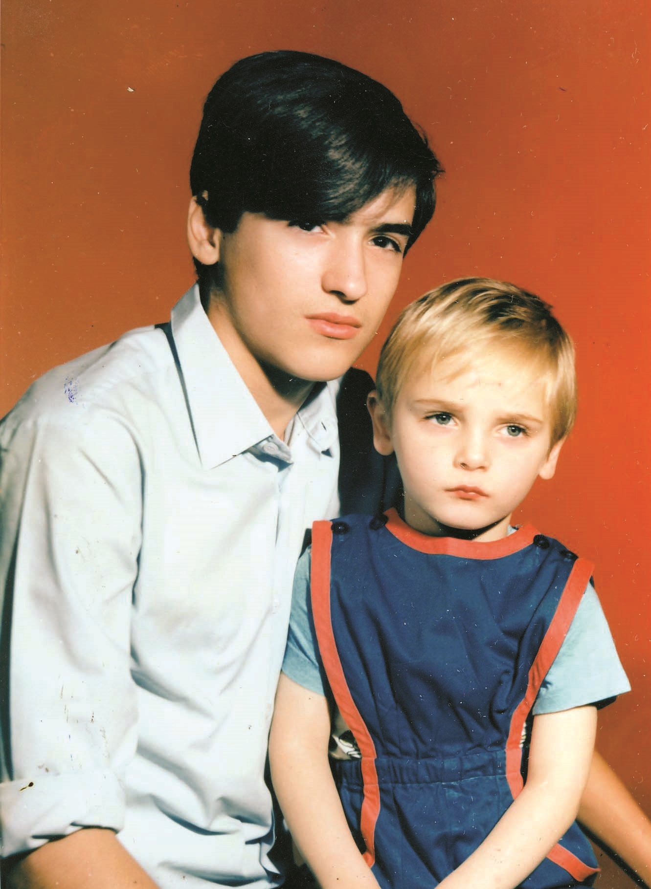 Împreună cu fratele său, Cristi. Radu avea 14 ani, iar Cristi 4 ani.