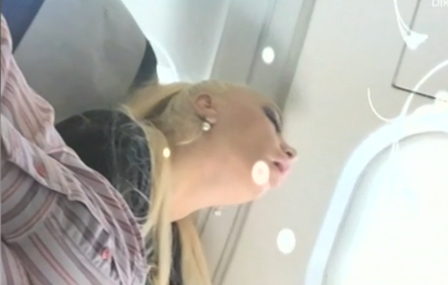 Simona Traşcă a dormit în avion cu gura larg deschisă.