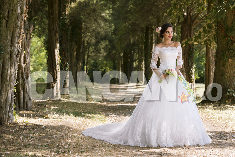 Lavinia a probat zece rochii de mireasă, toate de la designeri şi case de modă de renume.