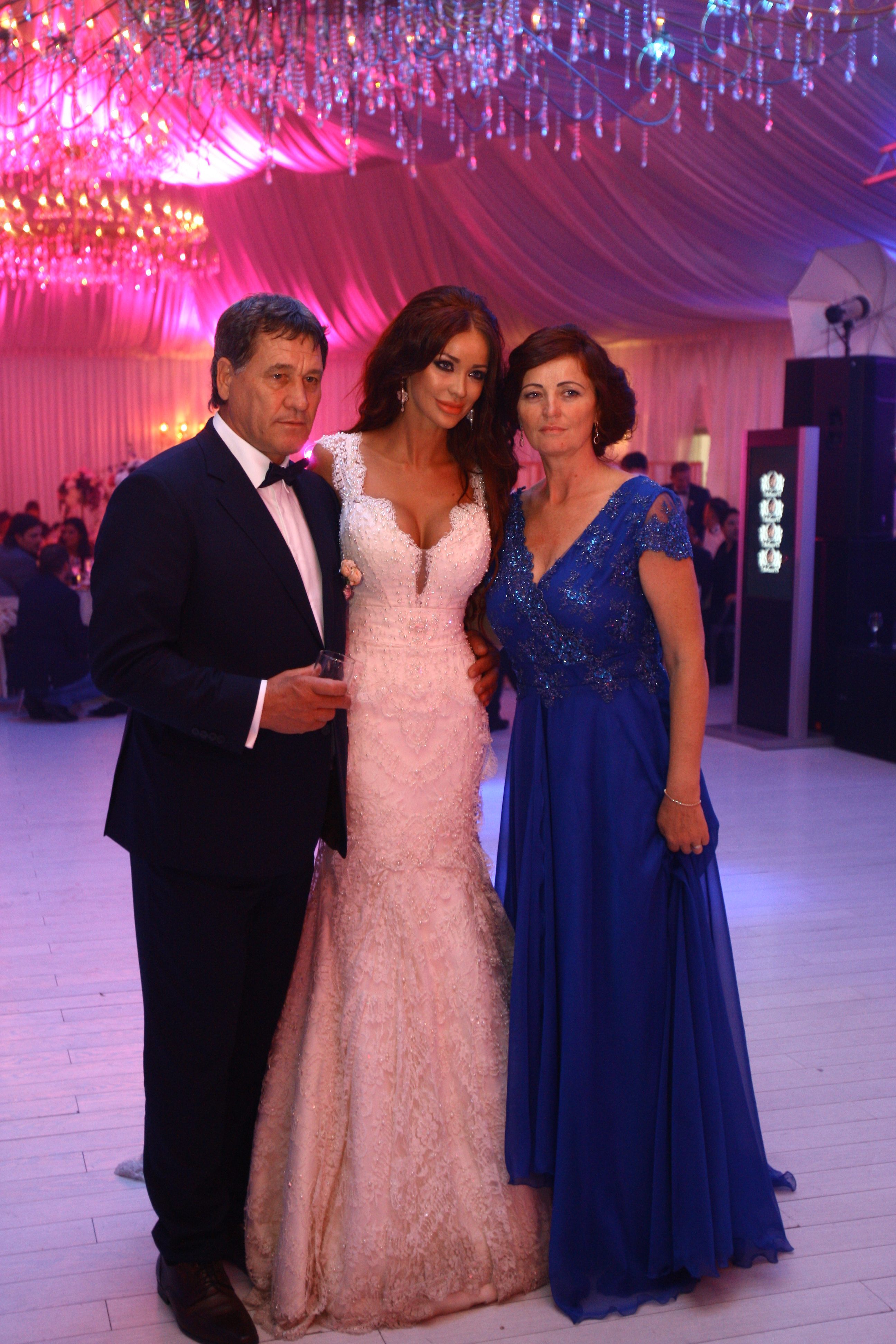 Bianca Drăguşanu, alături de părinţii săi.