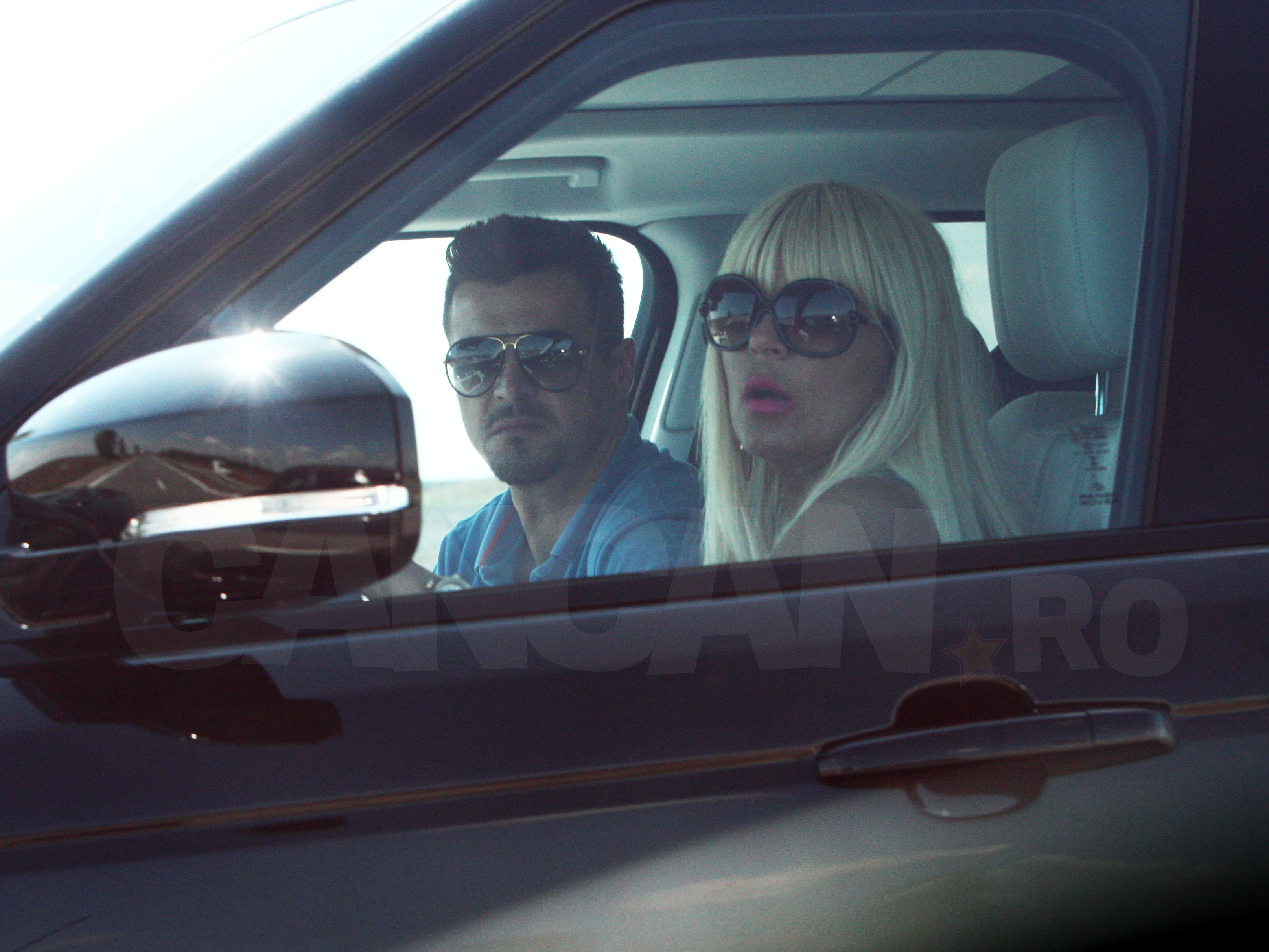 Elena Udrea şi Alexandrov au fost fotografiaţi în drum spre mare.