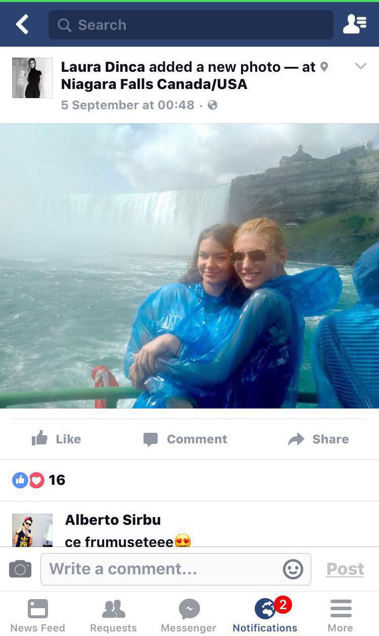 Aceasta este fotografia care a iscat polemica. Fanii le-au apreciat pe cele două fete, unii crezând că sunt..surori