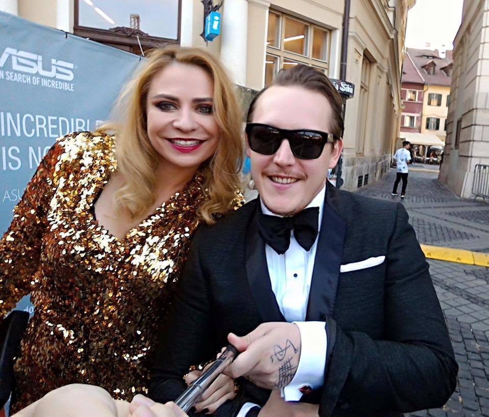 What's Up a apărut la braţ cu Adina Buzatu.