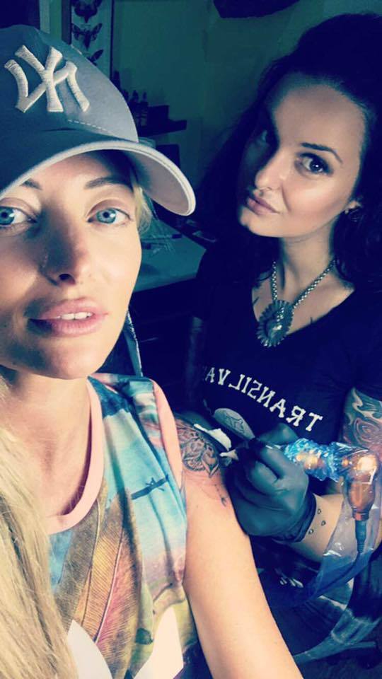 Delia şi-a făcut un nou tatuaj.