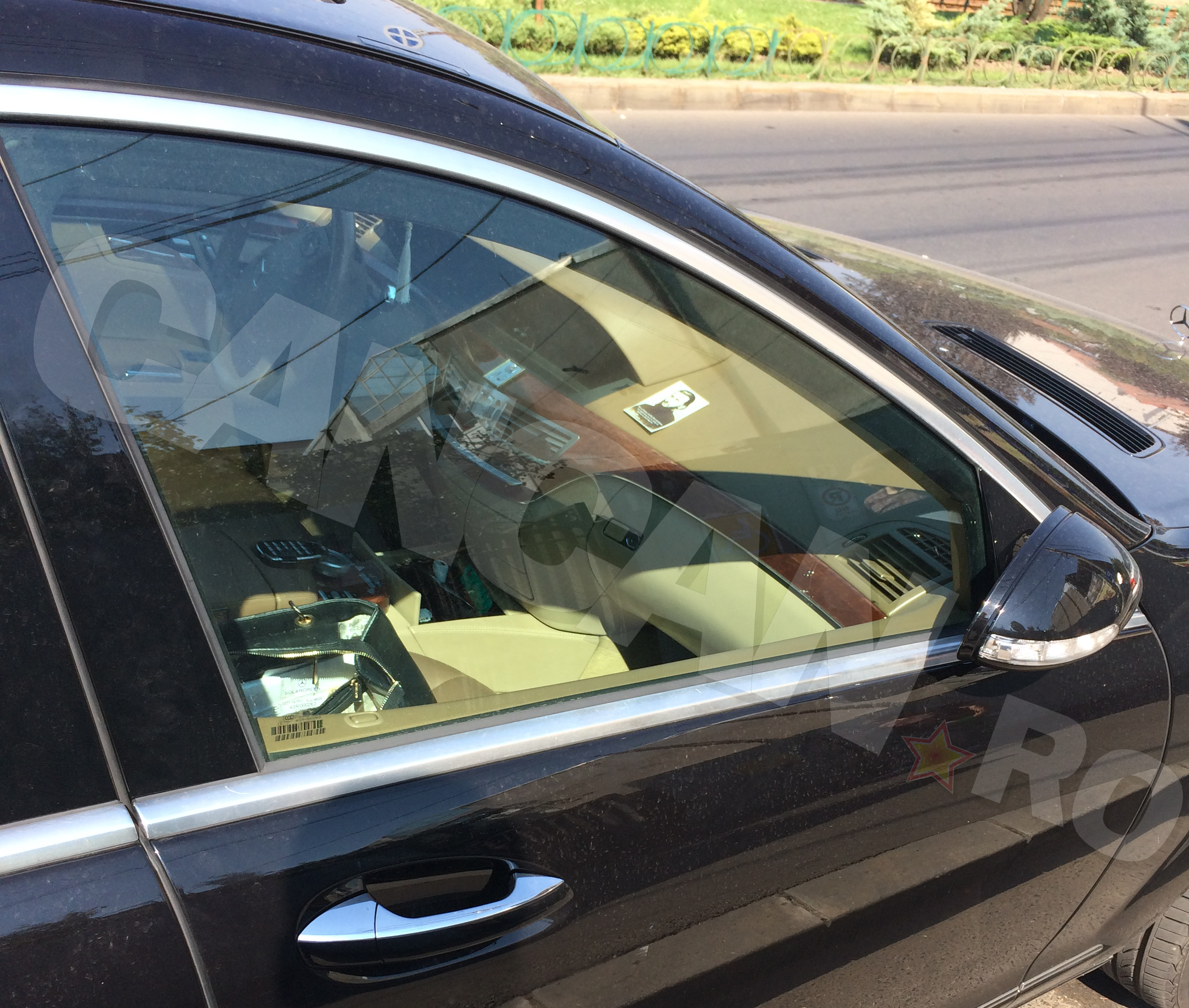 Narcisa Guţă poartă în maşină o fotografie cu Arsenie Boca.