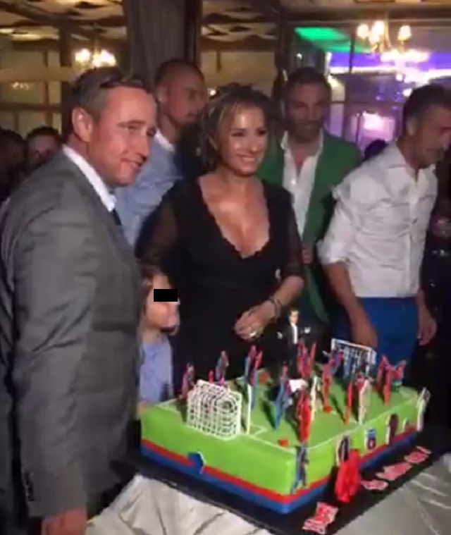 Reghe a tăiat tortul-teren de fotbal