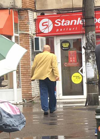 Oana l-a fotografiat pe Viorel Lis, în timp ce intra la o casă de pariuri.