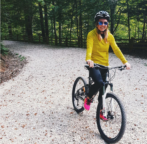 Deşi este accidentată, Simona Halep se plimbă cu bicicleta.