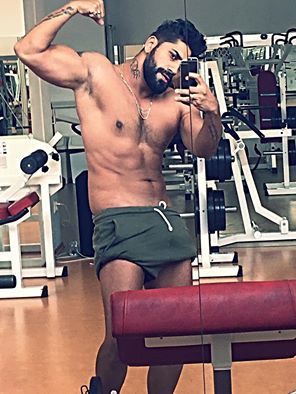 Connect-R a fost criticat de fani pentru că postează astfel de fotografii pe site-urile de socializare.