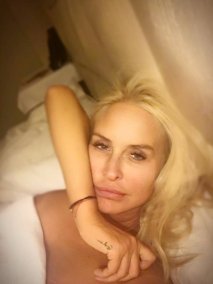 Vica stârneşte imaginaţia bărbaţilor încă de dimineaţă, pozându-se aproape goală în pat.