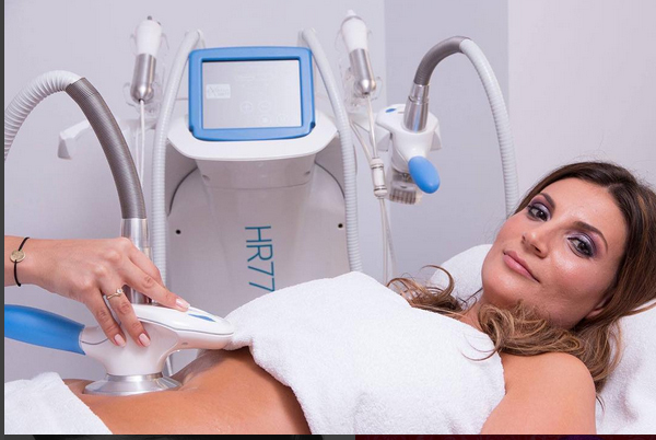 Ioana Ginghină se relaxează la salon de ziua ei de naştere.