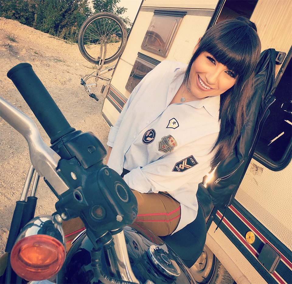 Andra pregăteşte o surpriză fanilor.