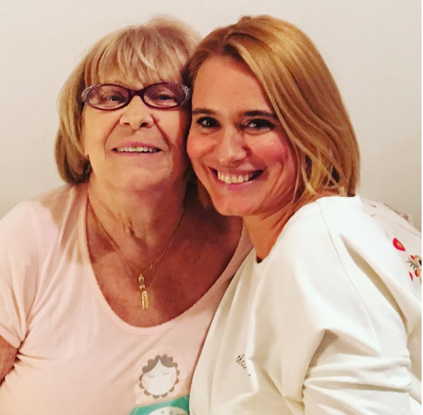 Andreea Esca s-a pozat alături de mama sa.