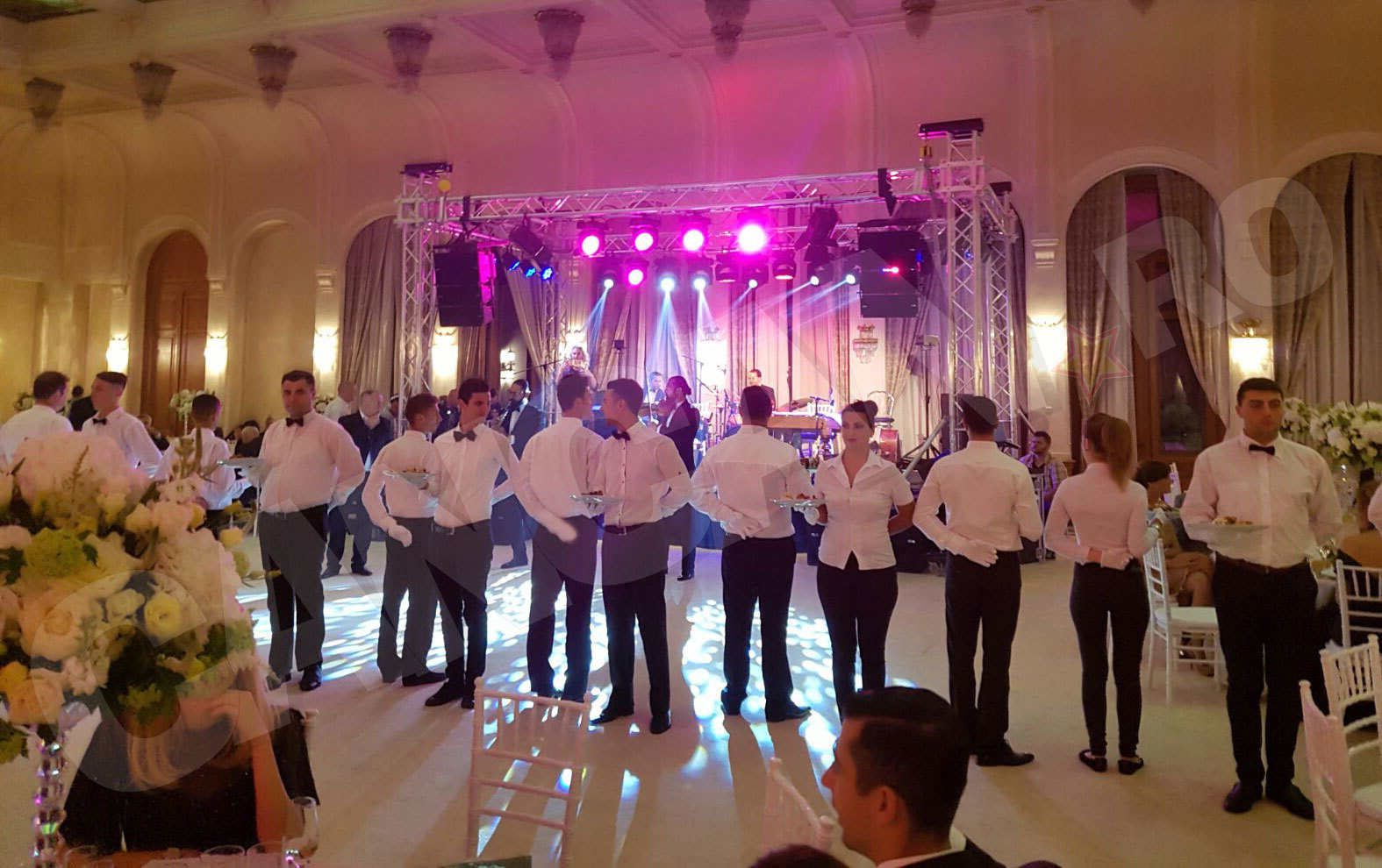 Una din cerinţele speciale a fost ca chelnerii să poarte şi să servească invitaţii doar cu mănuşi albe