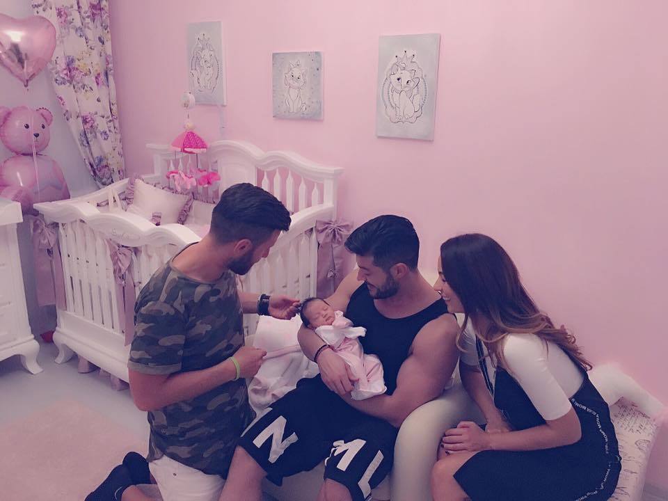 Naşii micuţei Sofia au venit să viziteze bebeluşul.