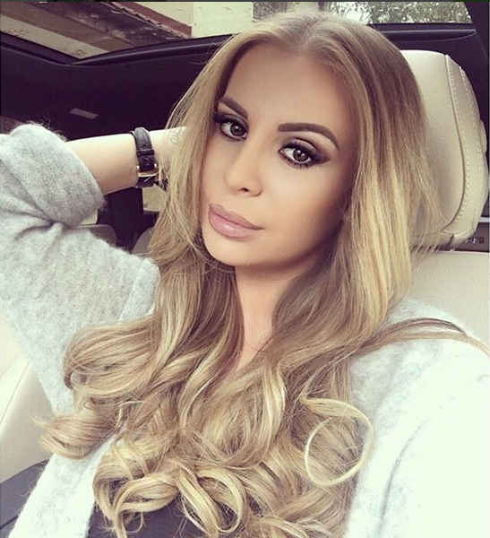 Marina Dina şi-a încântat fanii cu un selfie în maşină.