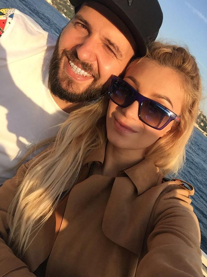 Lora l-a însoţit pe iubitul ei, în Turcia, pentru a face o intervenţie chirurgicală.