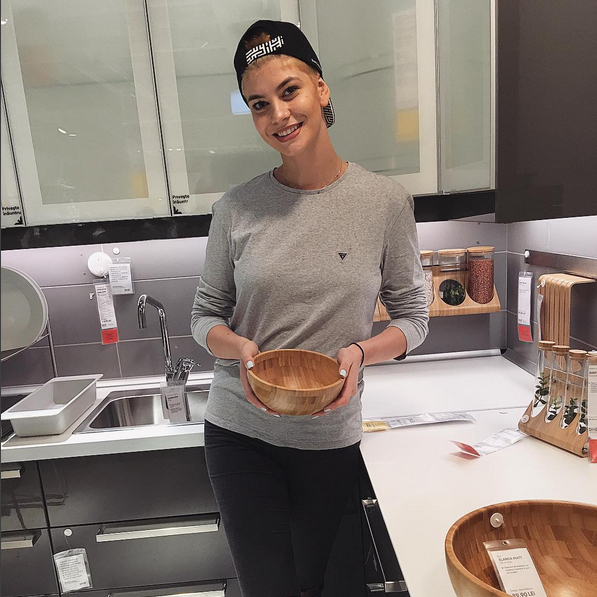 Laura Giurcanu s-a lăudat cu noua bucătărie.