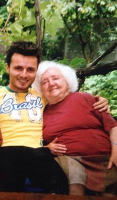 Tavi Clonda îşi aminteşte de bunica sa, care nu mai este în viaţă.