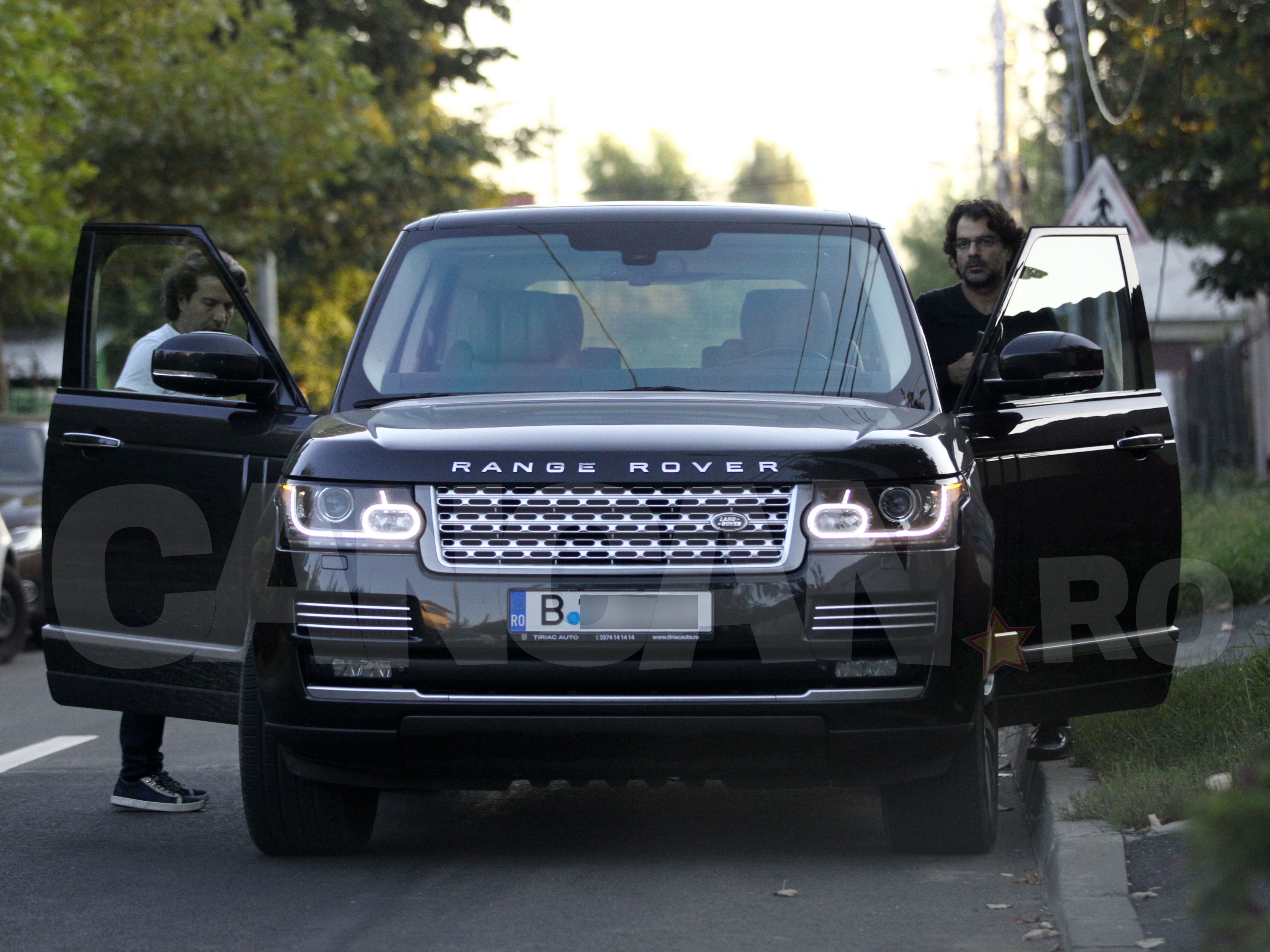 Domnul Sensiblu (la volan) şi partenerul său au fost extrem de tăcuţi şi au plecat acasă după o vizită la prânz