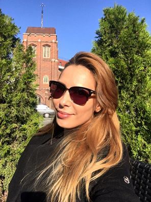 Iulia Vantur s-a pozat în faţa unei biserici.