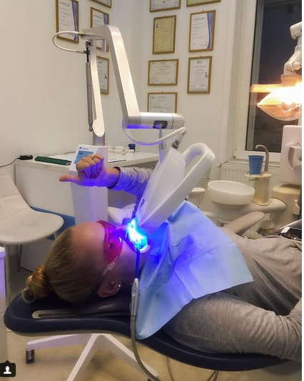 Anda Adam a trecut pe la cabinetul de stomatologie.