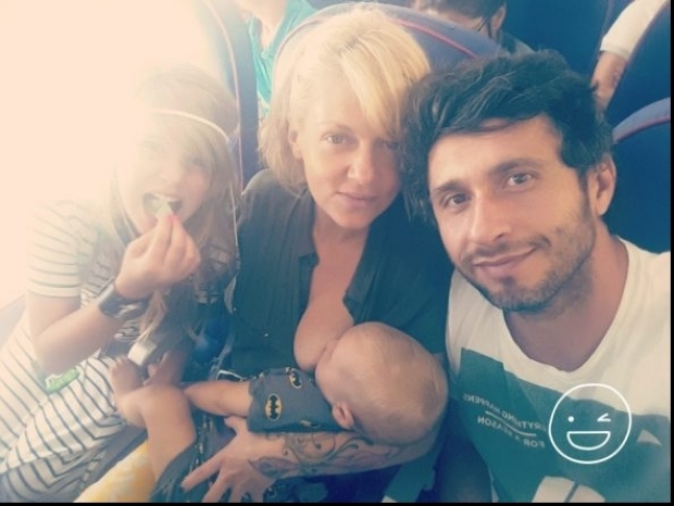 Dana Nălbaru şi-a scos un sân şi s-a pozat în avion.