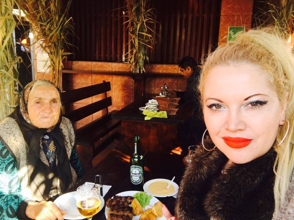Oana Lis şi-a dus mamaia la restaurant să mănânce mici.