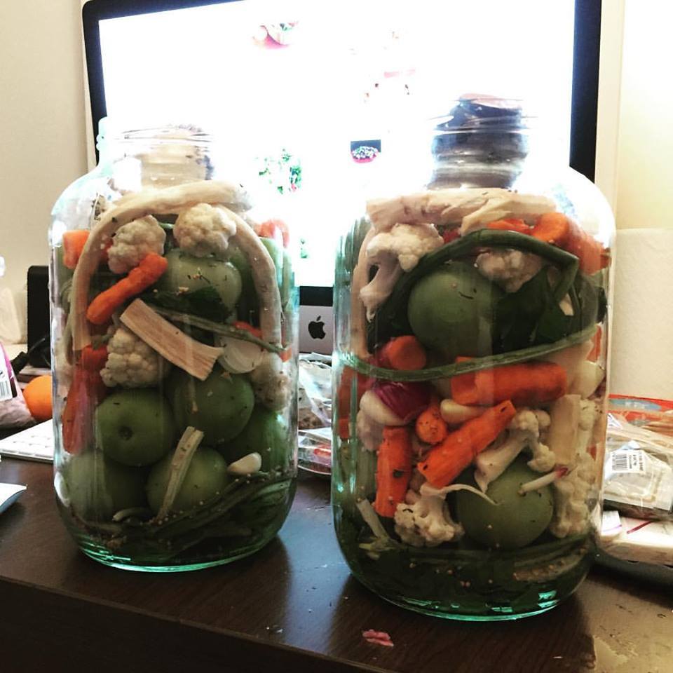 Liviu Vârciu a pus pentru prima dată murături.