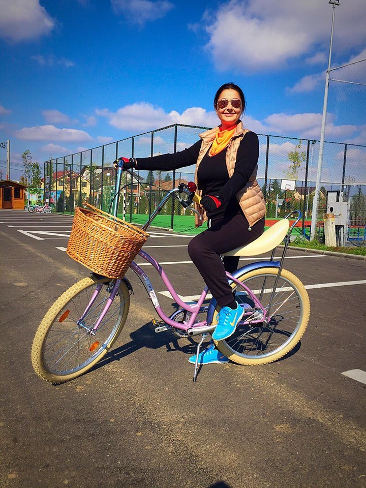 Gabi Cristea e tare mândră de bicicleta ei