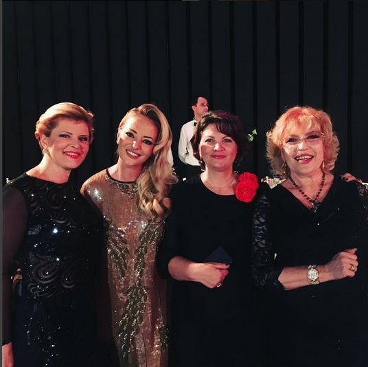 Delia a purtat o rochie aurie, plină cu paiete.