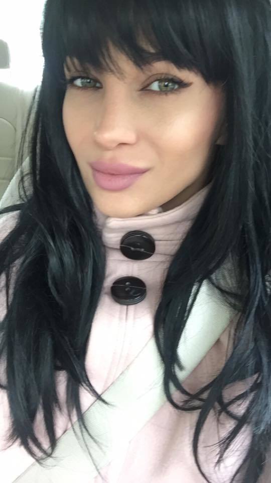 Lora e de nerecunoscut cu noua ei înfăţişare