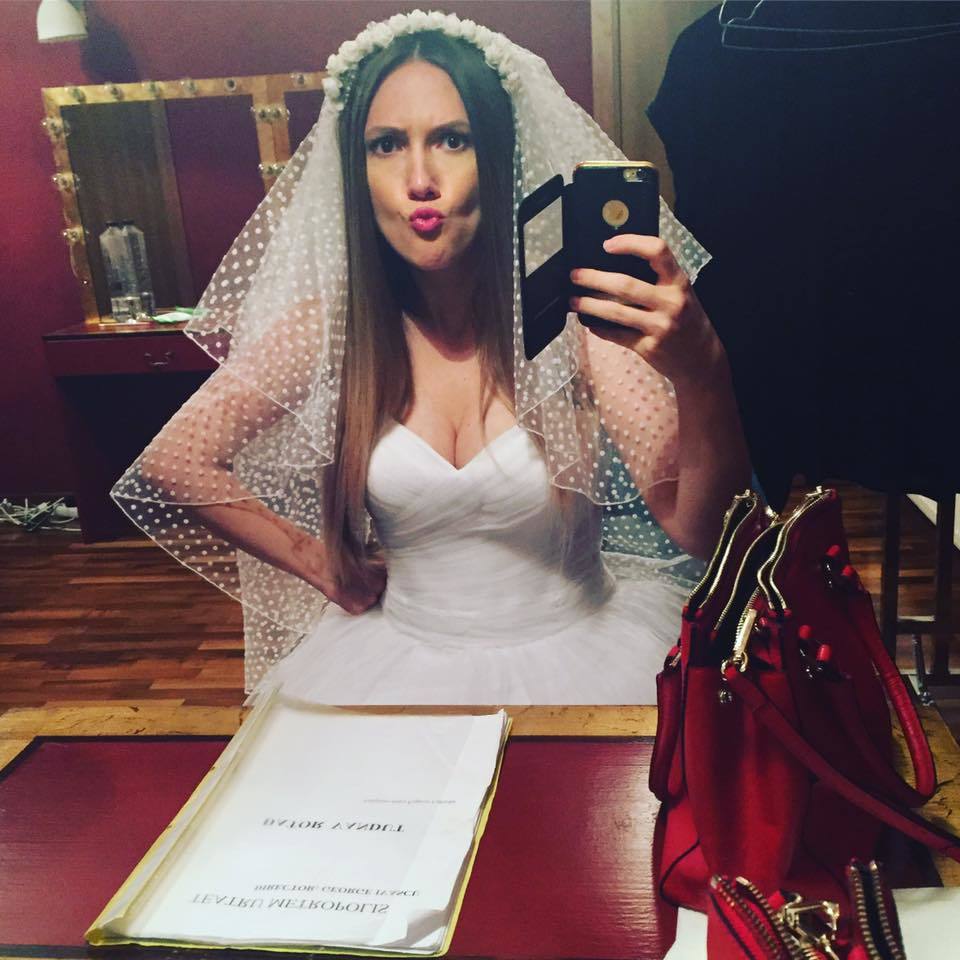 Adela Popescu, în rol de...nevastă!