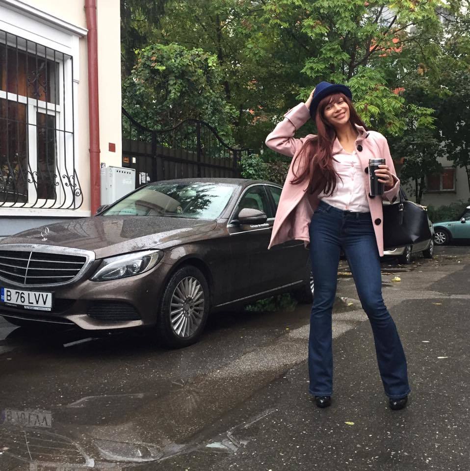 Lora şi-a schimbat din nou culoarea parului