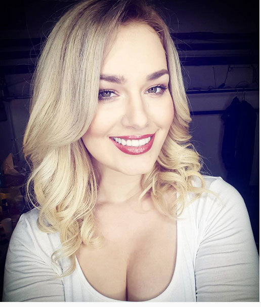 Feli a atras atenţia cu decolteul