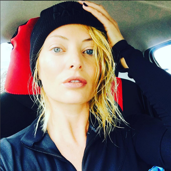 Delia a apărut fără pic de machiaj, fără extensii şi cu părul ud.