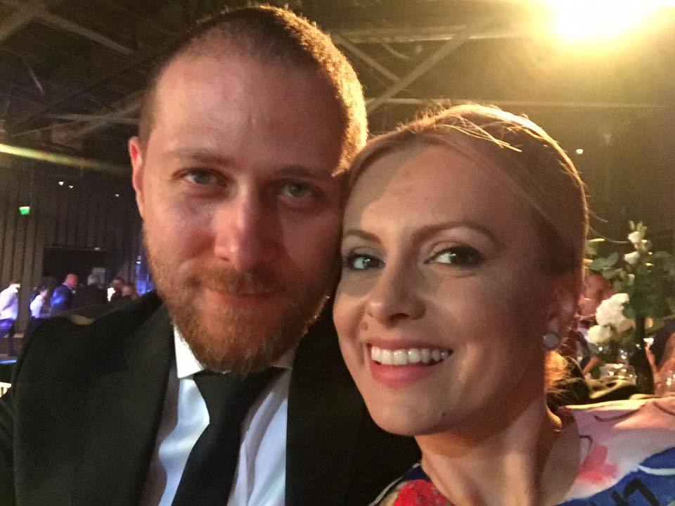 Simona Gherghe şi iubitul ei ”muncesc” la un copil.