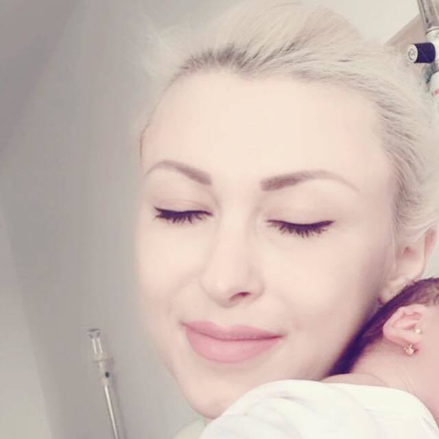 Andreea Bălan s-a fotogrfiat cu fetiţa ei şi a postat imaginea pe Facebook.