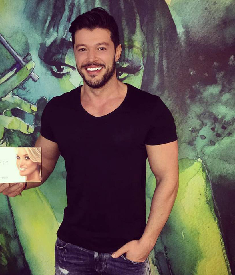 Victor Slav s-a decis să poarte aparat dentar.