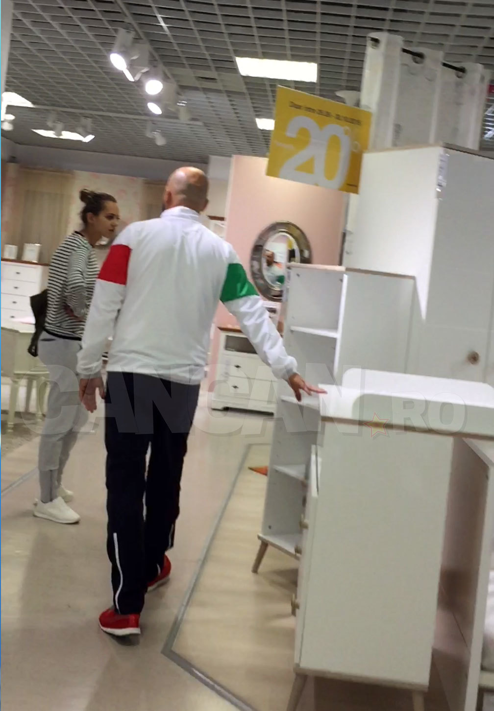 Andrei i-a arătat iubitei o măsuţă de înfăşat