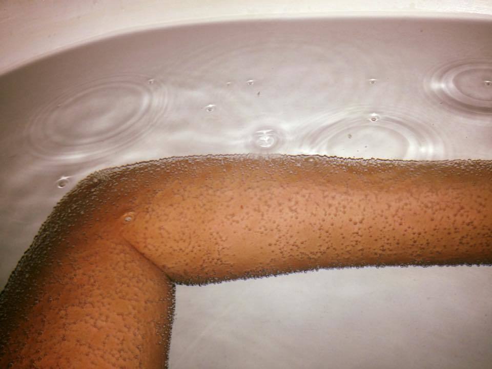 Nicoleta Luciu se răsfaţă în apă minerală.