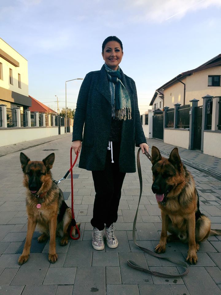 Gabriela Cristea s-a pozat alături de cei doi câini ai săi.