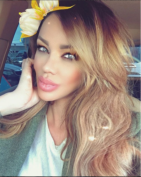 Bianca Drăguşanu are buzele foarte deshidratate, semn că maternitatea i-a lăsat urme.