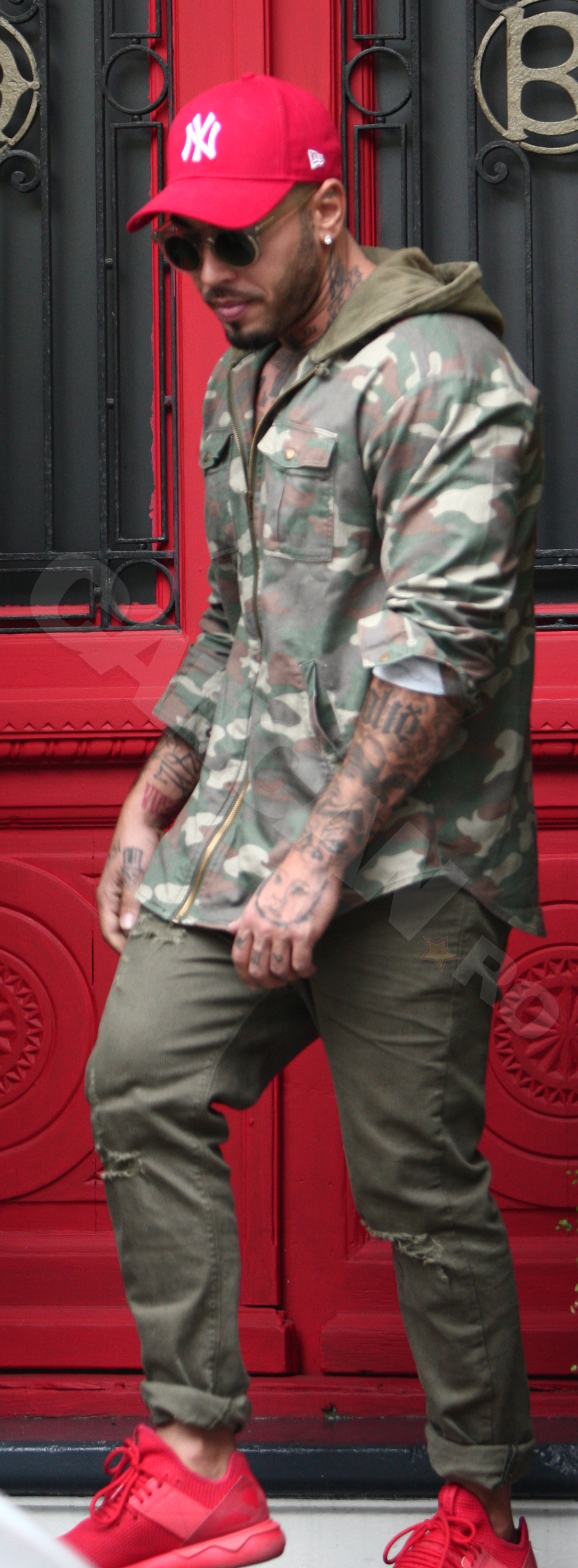 Alex Velea a primit trofeul WOw de la Iulia Albu.