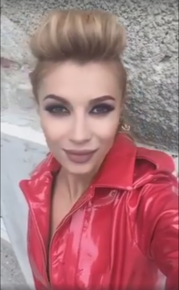 Lora a fost criticată de fani pentru look-ul ei.