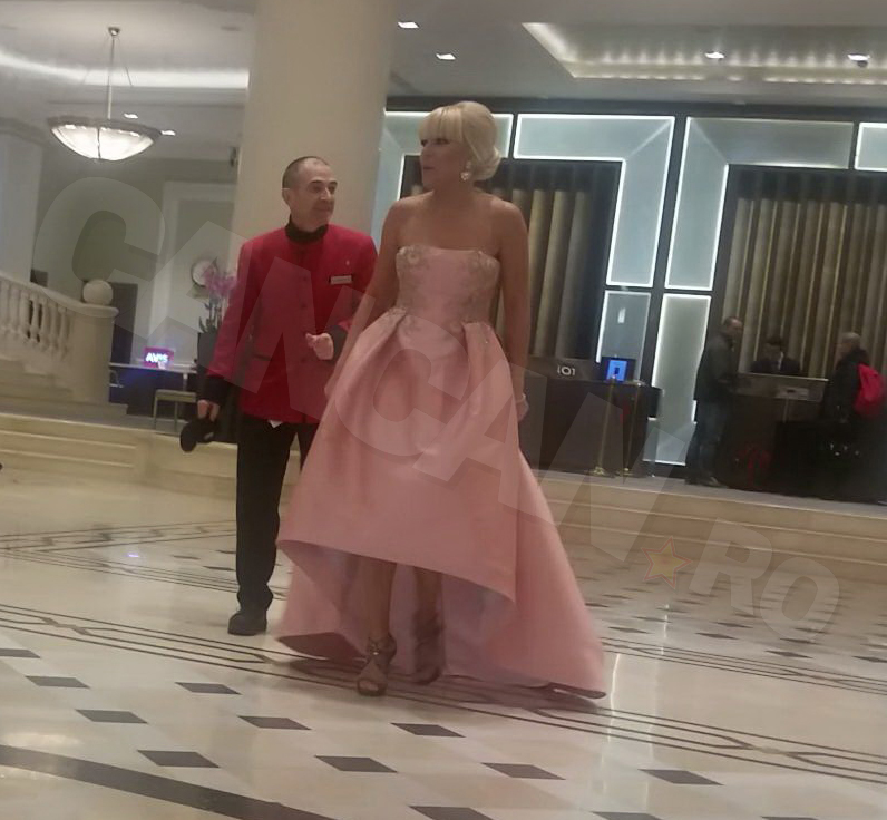 Elena Udrea a ajuns la hotel să o ia de mireasa lui Honorius pentru a o însoţi la biserica unde are loc ceremonia religioasă.