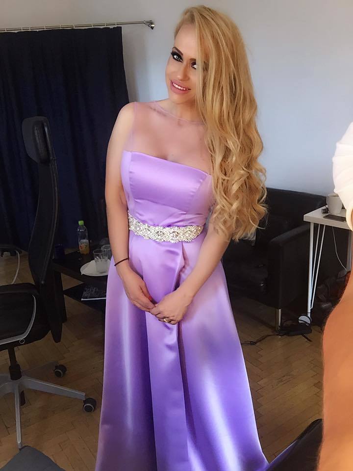 Anda Adam este pregătită de petrecere.