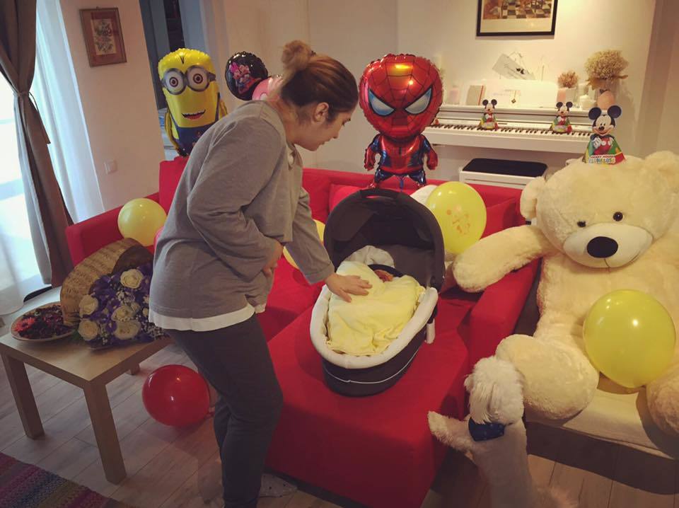 Adda a fost externată din spital şi a ajuns acasă cu bebeluşul.